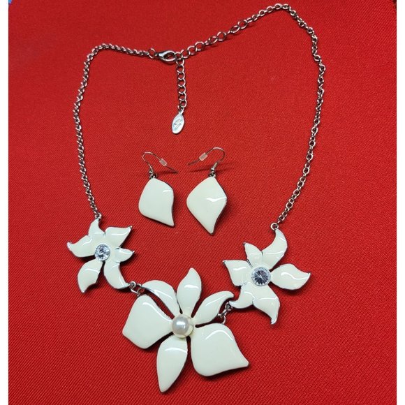 Charming Charlie Floral Earring & Necklace Set - Picture 14 of 14